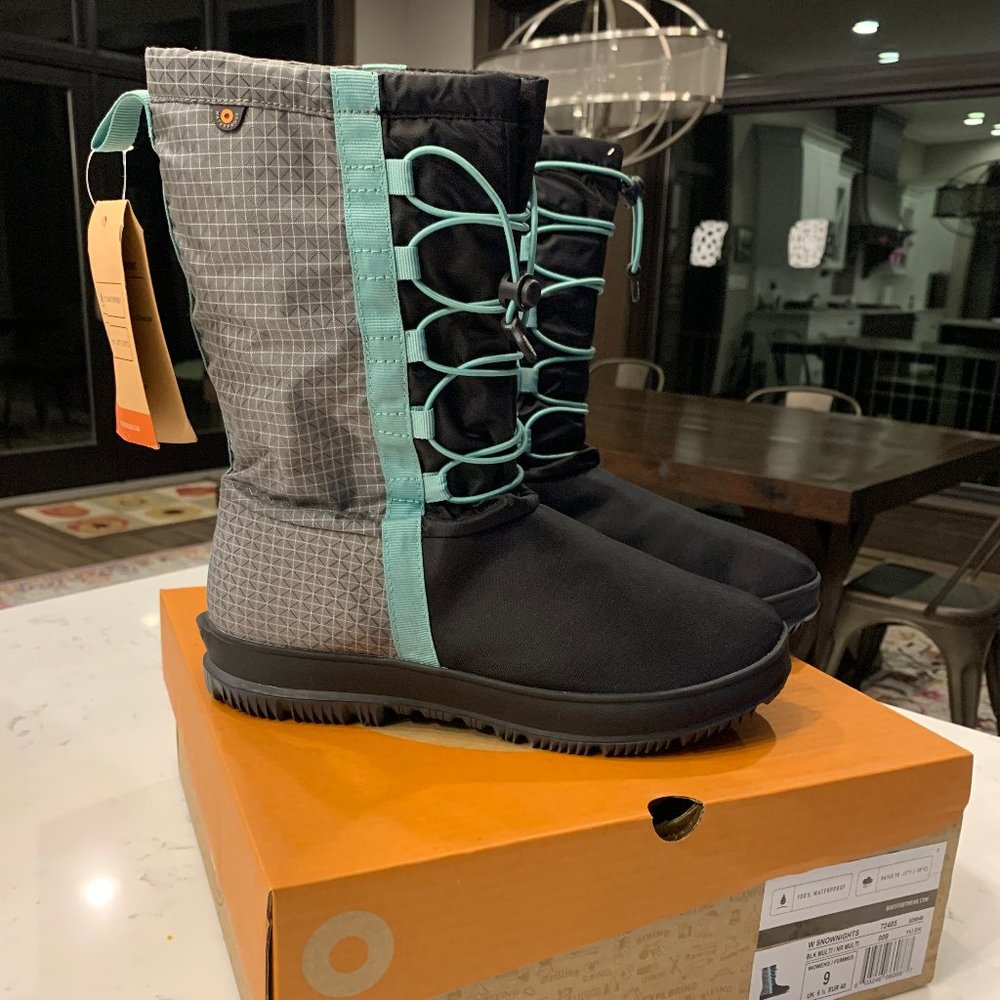 NEW Womens Bogs Snownights Boots size 9